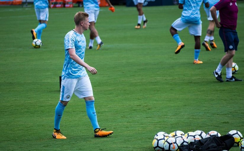 Kevin De Bruyne varmer op før en Manchester City-kamp